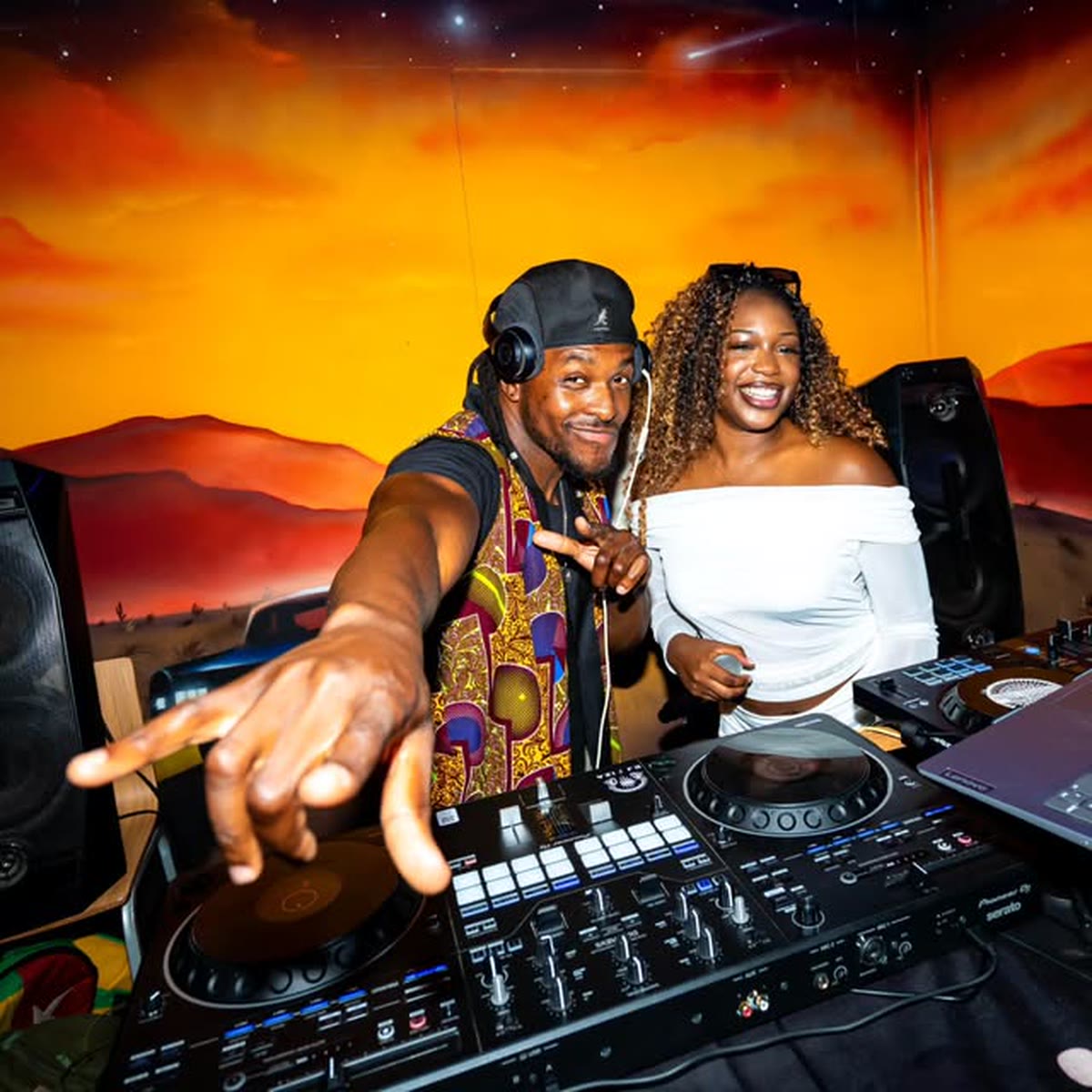 DJ y cantante delante del mural del coche en The Car's