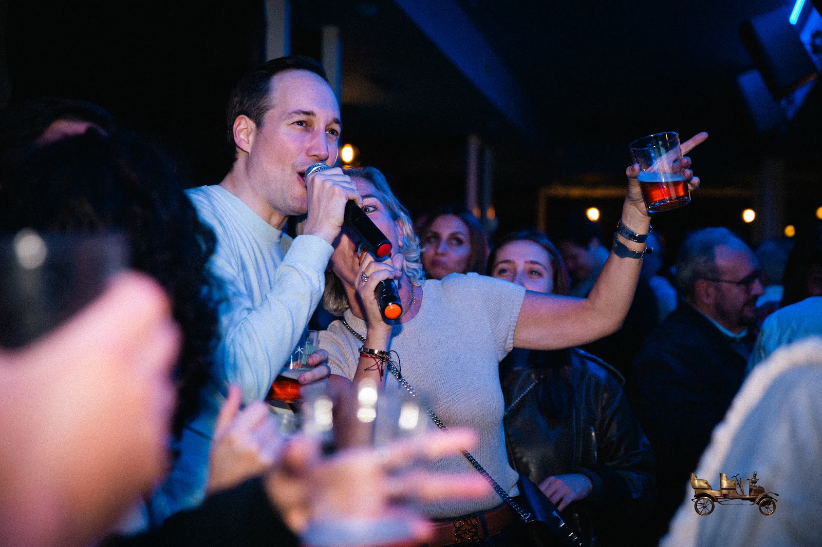 Gente cantando karaoke en The Car's Bilbao